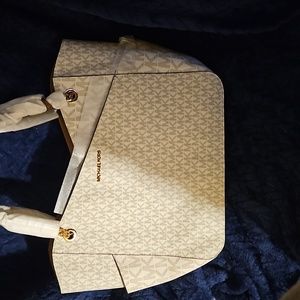 Michael Kors Jet Set Travel Shoulder Bag - Vanilla/Acorn Color.